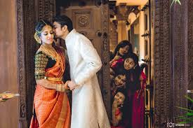 20 Fun Couple Pictures With Bridesmaids Wedding Couple Poses Photography Wedding Couple Poses Indian Wedding Photography Poses