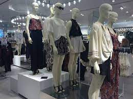 El hecho dejó al menos un integrante de la mientras que distintas personas que trabajan o transitaban por el mall han señalado que están encerrados al interior de las tiendas para. Otra Nueva Tienda De H M Chile Mall Alto Las Condes