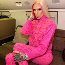 Jeffree star, урождённый джеффри линн стейнинджер (jeffrey lynn steininger) — американский певец, модель, стилист, диджей и визажист. Dirumorkan Selingkuh Dengan Kanye West Ini 6 Fakta Menarik Jeffree Star