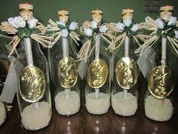 4.termina de pintar toda la botella siguiendo la imagen como guía. Pin By Manos De Hada Tarjetas Y Recu On Invitaciones En Botellas De Vidrio Bottles Decoration Place Card Holders Decor