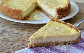 Con i rebbi della forchetta bucherelliamo il fondo della pasta quindi distribuiamo sopra il composto di robiola e i dadini di pera. Torta Alla Robiola Ricetta Dolce Facile