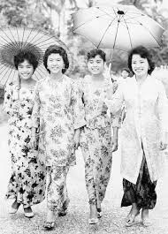 Traditional Clothes Of Malaysia Tsem Rinpoche Clothes Culture Malaysia Tradition Travel In 2020 Wedding Gowns Online Traditional Outfits Photography Subjects