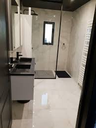 Listel mural ligné grise et noire avec petits carreaux effet miroir (série afrika). Carrelage De Salle De Bain 30 Idees Pour Vous Inspirer Kozikaza