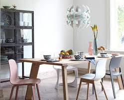 .esszimmer esstische stühle, stühle esstisch bunt, die richtige tischgröße miamöbel, restaurant meringue weiß quadratisch tisch 70x70 mit 2 bunten stühlen, sitzgruppe smandana mit rundem tisch und stühlen mit blumenmuster, stühle klassiker moderne trends zurbrüggen magazin, unsere. Bunter Stuhl Mix Statt Strenger Ordnung Bild 17 Schoner Wohnen