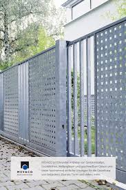 Durch Die Verwendung Von Lochblech Schafft Kunstschmied Lothar Altfeld Ein Attraktives Und Funktionales Meisterwerk Gartenturen Gartentore Gartenzaun Metall