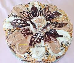 Prajitura desteapta sau prajitura inteligenta se numeste in acest fel pentru ca punem la cuptor o compozitie lichida, iar cand este gata, rezulta o prajitura cu trei straturi separate, doua de blat si o crema delicioasa in mijloc. Prajitura Desteapta Sau Inteligenta Retete Culinare Cu Gina Bradea