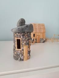 Ve eminim konunun ayrıntılarını bilmeseniz bile, minyatür sanatı hakkında bir şeyler duymuşsunuzdur. Tuvalet Kagidi Rulosundan Tas Ev Fairy Mini Stone House Elisi Fikirleri Sanatsal Oyuncak Bebekler Tuvalet Kagidi Rulolari