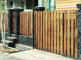 Desain Pagar Minimalis Dari Kayu Ulin Into The Woods Pagar Kayu Kayu