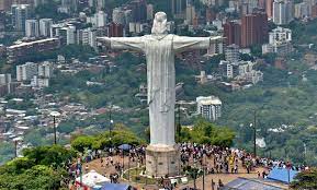 Cristo rey es una estatua de 40 metros de altura ubicada en el cerro los cristales a 1440 msnm en el corregimiento los andes, al occidente de la ciudad de santiago de cali, colombia.el cerro recibe ese nombre debido a la gran cantidad de cuarzos que podían recogerse en sus alrededores. Cristo Rey Cali Colombia Que Ver Hacer Y Visitar