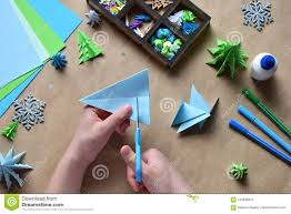 Carte de noël en 3d. Fabrication De L Arbre De Noel De L Origami 3d Avec Le Papier Pour La Decoration Ou La Carte De Voeux Joyeux Noel Et Bonne Annee Image Stock Image Du Fond Saison 124930813