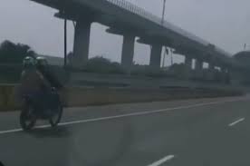 Serasa dunia milik berdua twin dadesh serunya si kembar bercanda. Dunia Serasa Milik Berdua Video Pemotor Pacaran Naik Motor Trail Terobos Tol Jagorawi Netizen Bar Bar Emang Semua Halaman Gridmotor Id