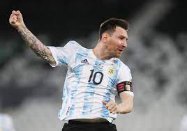 En el cumpleaños de messi, la argentina entrenó en ezeiza los de scaloni volvieron a ejercitarse en la mañana fría y gris de buenos aires preparando el partido del próximo lunes contra bolivia en cuiabá. Argentina Vs Chile Messi Clona A Maradona Golazo Como El Pelusa Y Festejo Epico Marca
