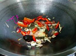 Ayam suwir menjadi salah satu varian olahan daging yang cukup terkenal di daerah bali, indonesia. Resep Cuciwis Tumis Ayam Suwir Remas Nu