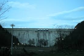 Perimetrul mediu al lacului este de aproximativ 71 km. Barajul Bicaz Rombadconstruct