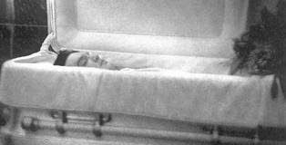 The famous National Enquire Elvis coffin photo. Here's what some people say  about the photo: The photo ran on the cover of the National Enquirer on  September 6, 1977, just weeks after