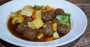 Masih punya daging cincang , tapi binggung bikin apa yg doyan. Bola Bola Daging Goreng Kuah Bestik Solo Diah Didi S Kitchen