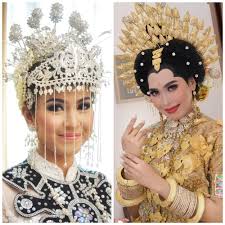 Camelia juga bisa ditanam sebagai tanaman hias yang berbunga dan sangat cocok buat hiasan tetapi, pusat keanekaragaman bunga ini utamanya yaitu di asia timur dan asia tenggara. Hiasan Kepala Unik Dari Pernikahan Adat Di Indonesia