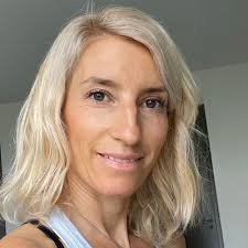 Gloria Toth's Instagram, Twitter & Facebook