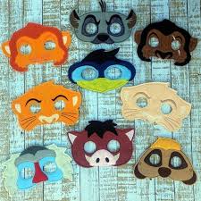 Ces Brodes En Feutre Inspire Du Roi Lion Masques Inspirer Jeu Creatif Et Sont Le Parfait Outil Pour Le Jeu D Imagina Lion King Birthday Lion King Mask For Kids