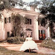 Scarlett o'hara et rhett butler sont à l'origine du baiser le plus historique mais aussi le plus passionné ! Bienvenue Chez Scarlett O Hara Ou Presque La Chevrerie