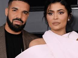 Kylie jenner is a reality tv personality, social media influencer and makeup mogul. Kylie Jenner Sie Soll Rapper Drake Sehr Nah Gekommen Sein Bunte De