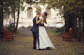 Langes abendkleid ballkleid hochzeitskleid extravagante kleider kleider mode eleganz stil hochzeit fotografieren brautkleid vintage blumenstrauß hochzeit. Ganz In Weiss Hochzeitsfotografie Richtig Belichten Experto De