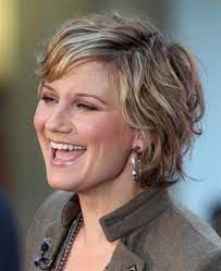 20 Simple Curly Hairstyles For Women Over 40 Short Hair With Layers Curly Hair Styles Easy Short Wavy Hair