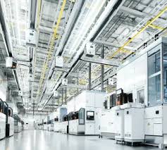 반도체 팹 천장의 OHT 레일을 따라 FOUP이 고속으로 이송되는 모습, 클린룸 내부의 자동화 물류 시스템 전경