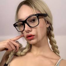 Os homens mais velhos do Kansas têm muito medo de uma rapariga loira de 21  anos 😿