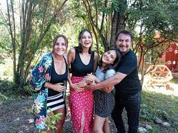 La obra fue escrita por claudia pérez y rodrigo muñoz, quienes junto a su hija mayor, daniela, representan a esta familia que claramente tiene mucho de ellos. Claudia Perez Y Rodrigo Munoz Se Convirtieron En Abuelos