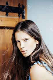 Joven Mujer Sexy O Niña Con Cara Bonita En Cabello Largo Y Moreno En Camisa  Elegante Al Aire Libre Cerca De La Puerta De Madera Fotos, retratos,  imágenes y fotografía de archivo