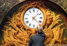 Si en septembre 2018, la commission européenne a proposé la suppression du changement d'heure saisonnier dès 2019, en mars dernier, les eurodéputés ont quant à eux voté un report de la mesure en 2021. Le Changement D Heure Ne Vit Pas Encore Son Dernier Hiver