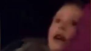 Un padre salva a su hijo de caer de una montaña rusa en Texas