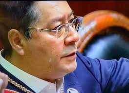 El emotivo momento del presidente Luis Arce Catacora durante su posesión  (hoy). 💔