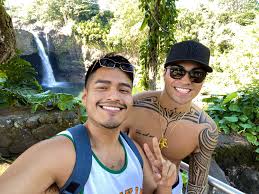 Met a bi guy in Hawaii & now we're friends! do we look cute together?🤔 :  r/GayRateMe