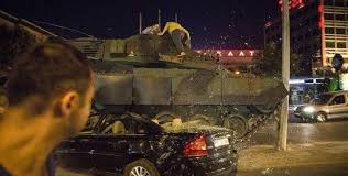 Hilmi kağnıcı, 15 temmuz darbe girişiminin 5 yıl dönümü dolayısıyla yayımladığı mesajında, 5 yıl önce, türkiye cumhuriyeti tarihine bir hainlik ve zalimlik nişanesi olarak kaydedilen 15 temmuz darbe girişimini, aradan geçen zamana rağmen hala ilk tank sesinin duyulduğu andan itibaren güçlü bir öfkeyle kınıyoruz dedi. 15 Temmuz Gecesi Tanklarin Kisladan Ciktigi Anlar Medyascope