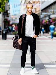Diese Basics Brauchen Alle Manner Im Kleiderschrank Skandinavischer Stil Mode Street Styles Fur Herren Und Manner Outfit