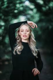 Forest Editorial Portrait In 2021 Female Portrait Poses Portrait Photography Women Model Photoshoot Poses