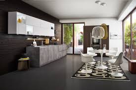 Cuisine mixant du bois véritable structuré avec le reste des tiroirs et des placards en teinte gris carbone, par leicht. Leicht Cuisines Et Bains