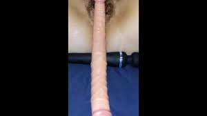 Venus Energy se masturbează cu dildo cu 2 capete