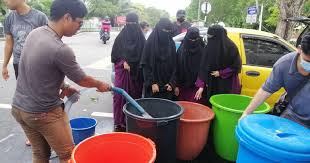 Tapak yang dipilih berhampiran kawasan majoriti penduduk islam seksyen 23 maka bantahan besaran telah berlaku. Warga Shah Alam Klang Beratur Awal Pagi Ambil Air Metrotv