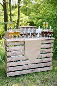 Es gibt viele schöne geschenke aus holz, die ideal sind für eine hochzeit. 35 Ideen Fur Eine Rustikale Hochzeitsdeko Aus Holz Hochzeitskiste