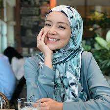 Wajah gadis mirip mira filzah buat ramai keliru, ingat ke mira dah freehair. Biodata Artis Mira Filzah Mykmu Net