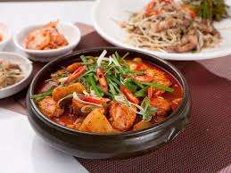 Panaskan minyak lalu masukan kimchi, lalu tumis. Resep Dakbokkeumtang Semur Ayam Ala Korea Lifestyle Fimela Com