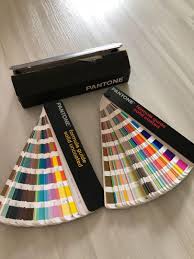 Le formula guide est le guide le plus vendu au monde pour l'inspiration créative, la spécification des couleurs et l'impression de précision. Pantone Formula Guide Solid Coated Uncoated Furniture Home Living Home Improvement Organisation Home Improvement Tools Accessories On Carousell