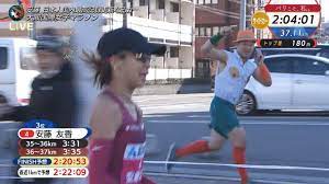 大阪国際女子マラソンでランナーと並走する乳首おじさんが映り込む – 激裏GATE-PRESS