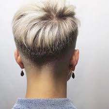 O Eskidendi Saclarinin Arasinda Elleri Gezdirmek Simdi Ense Tirasina Bakip Seveceksin Hair Haircolor Short Hair Back Short Hair Back View Short Hair Trends