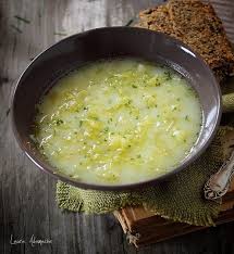 In zilele de post o servesc cu niste masline si paine prajita, cand nu e zi de post trebuie sa recunosc casimt nevoia sa o mananc cu un ou prajit sau cateva bucatele. Supa De Salata Verde Si Cartofi Retete Culinare Laura Adamache