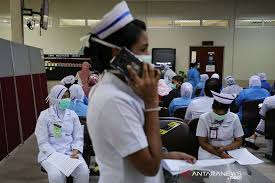 Total and new cases, deaths per day, mortality and recovery rates, current active daily new cases in malaysia. Penerima Vaksinasi Covid 19 Di Malaysia Diberi Sertifikat Antara News