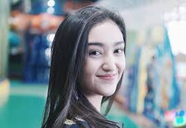 Wah ternyata ranty maria ada keturunan koreanya ya,, nama ayahnya lee ki. Profil Ranty Maria Blog Unik